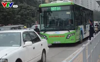 Bị xe ô tô tạt đầu, xe bus nhanh BRT vỡ cửa kính