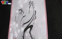 Ông đồ giới thiệu tranh gà bằng chữ "Tài, Lộc, Phát, 2017"