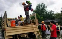 Mỹ: Làm chuỗi người để cứu cụ già và phụ nữ lâm bồn trong nước lũ