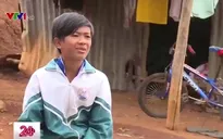 Tấm lòng người hàng xóm cưu mang cậu bé mồ côi