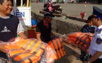 Cảnh sát biển trang bị nhiều thiết bị an toàn cho ngư dân xã đảo Thổ Chu