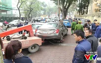 Hà Nội: Nhiều ô tô lấn chiếm vỉa hè bị xử lý
