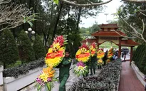 Đoàn Văn phòng Quốc hội dâng hương tại nghĩa trang liệt sỹ ngã ba Đồng Lộc