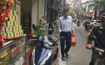 Người đi bộ buộc phải phạm luật vì... không có lối đi