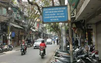 Công an rời đi, vỉa hè Hà Nội kín xe máy, người đi bộ lại xuống... lòng đường