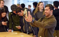 Giới trẻ Mỹ ngày càng "chết mê chết mệt" iPhone