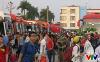 Nghỉ lễ 30/4: Người dân ùn ùn kéo nhau rời Thủ đô