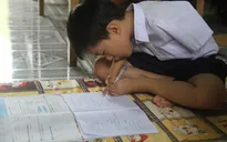 Cảm phục cậu bé 8 tuổi viết chữ bằng chân