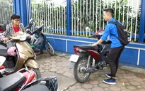 Tình nguyện viên hỗ trợ lưu thông xe cộ tại các điểm thi THPT Quốc gia 2017