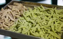 Mứt tết nhà làm cháy hàng ngày giáp Tết