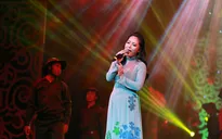 Sao Mai Bạch Trà khoe giọng hát ngọt ngào trong đêm nhạc Vết chân tròn trên cát