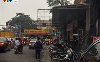 Hàng ăn, quán bia vẫn ngang nhiên chiếm dụng vỉa hè, lòng đường