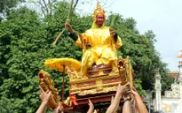 Kiệu "vua", "chúa" nghiêng ngả trong lễ rước độc nhất vô nhị tại Hà Nội