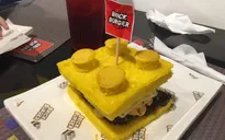 Burger tạo hình lego "phát sốt" tại Philippines