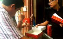 Người dân đội mưa nắng xếp hàng dài mua bánh Trung thu