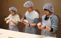 Bật mí những hình ảnh tự làm chả cá cực độc của MC Danh Tùng tại Nhật Bản