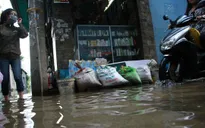 “Giải cứu” hẻm bị ngập sâu suốt nhiều ngày tại TP.HCM