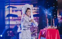 Á hậu Hoàng Oanh gây xúc động lần đầu diễn cải lương