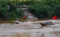 Điều chuyển 3 cảnh sát giao thông đường thủy Hà Nội sau vụ xả thải xuống sông Hồng