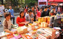 Phố sách Xuân Đinh Dậu tại Hà Nội thu trên 7 tỷ đồng