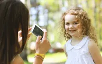 Cha mẹ có xâm phạm quyền riêng tư của con khi đăng ảnh lên mạng?
