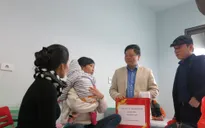 Noel ấm áp tình thương tại bệnh viện Nhi Trung Ương