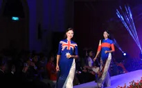 Đại sứ nước ngoài thích thú với hình ảnh quốc kỳ trên 56 tà áo dài Việt Nam