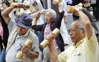 Hàng trăm cụ già tham gia phong trào người cao tuổi tập thể dục ở Tokyo, Nhật Bản
