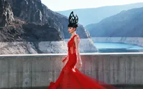 Jessica Minh Anh gây choáng ngợp với sàn diễn không tưởng trên đập thủy điện