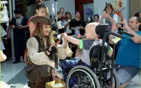 Hành động tuyệt vời của Johnny Depp cho các bệnh nhi