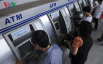 ATM, phòng giao dịch ngân hàng vẫn quá tải ngày cận Tết
