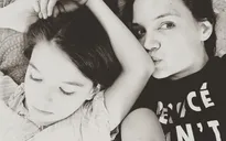 Katie Holmes chia sẻ ngày lễ với con gái sau khi gặp tình mới