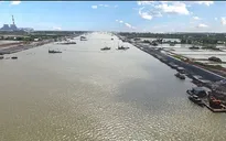 Người dân Trà Vinh sống thấp thỏm cạnh luồng tàu biển