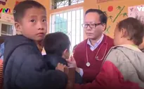 Khám bệnh cho học sinh có biểu hiện lạ tại Bắc Kạn