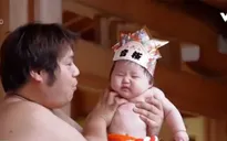 Võ sĩ Sumo dọa trẻ con khóc thét ở Nhật Bản