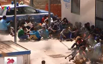 Italy triệt phá đường dây kiểm soát người di cư do mafia điều khiển