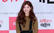 Kim Yoo Jung tươi tắn trở lại sau khi nhập viện