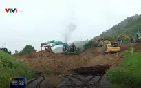Hàng chục máy xúc khắc phục sạt lở đất tại ga Lâm Giang