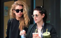 Kristen Stewart hẹn hò với chân dài của Victoria’s Secret
