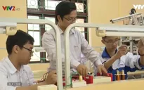 Học sinh lớp 12 chế tạo xe lăn điều khiển bằng cử chỉ của đầu cho người khuyết tật