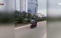 Clip: Lái xe máy bằng chân trên tuyến BRT