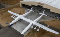 Chiếc máy bay lớn nhất thế giới Stratolaunch ra mắt