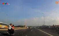 Không đội mũ bảo hiểm, 3 thanh niên đi xe máy vượt ẩu