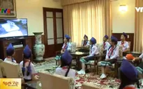 Đoàn thiếu niên kiều bào Lào thăm Khu di tích Chủ tịch Hồ Chí Minh