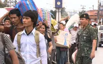 Lao động nhập cư đi đăng ký tại Thái Lan