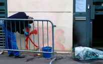 Trụ sở của ứng cử viên Tổng thống Pháp bị ném bom xăng