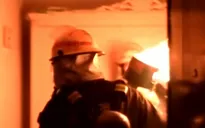Trung Quốc: Lính cứu hỏa ôm bình gas đang cháy lao khỏi tòa nhà