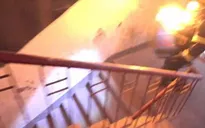 Lính cứu hỏa ôm bình gas bốc cháy cứu người