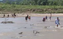 Học sinh miền núi Đakrông, Quảng Trị lội sông đến trường trong mùa mưa bão