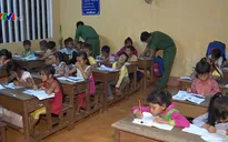 Lớp học xóa mù chữ cho trẻ em Việt kiều Campuchia của chiến sĩ biên phòng